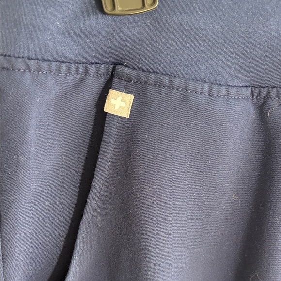 Women’s Figs Zamora Jogger Scrubs - Navy - broken cargo pocket zipper - SP - Picture 2 of 9